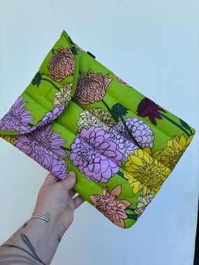 BAGGU Green Floral Quilted Laptop Case - 13.5” Multicolor Flower Print